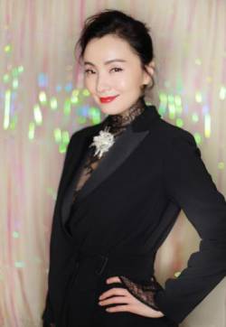 中国知名影视江苏女演员陶虹黑色风衣长裙性感红裙迷人写真图片