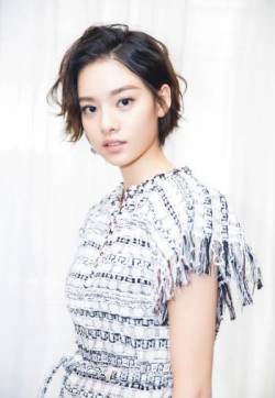 高清重庆美女张艺上《阿修罗》电影发布会典雅性感写真图片