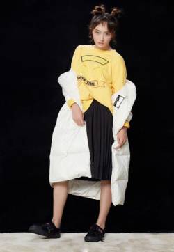 中国内地四川成都女演员孙铱丸子头娇俏可爱杂志写真图片