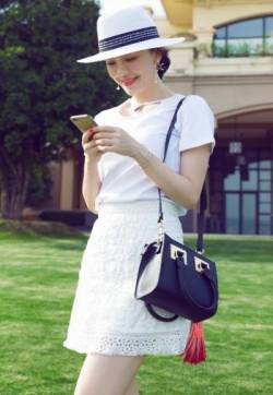 山东籍内地女演员吕佳容元气清新时尚街拍写真图片