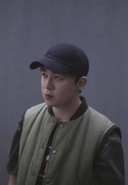 中国内地男演员潘粤明悬疑风杂志写真图片