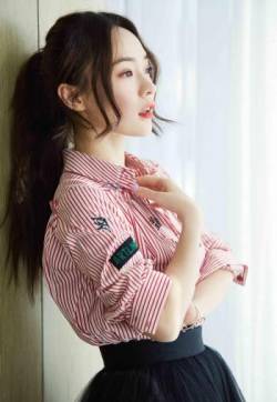 中国内地北京市海淀区女演员霍思燕条纹衫黑纱裙优雅迷人写真图片