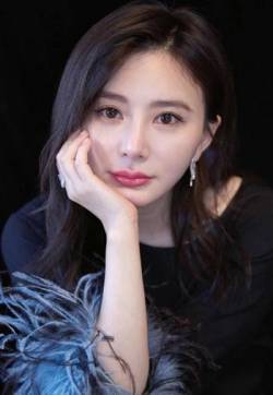 中国内地影视重庆女演员熊乃瑾黑礼服慵懒优雅气质写真图片