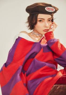 清北京性感美女赵宇彤拼色卫衣冬日时尚写真图片