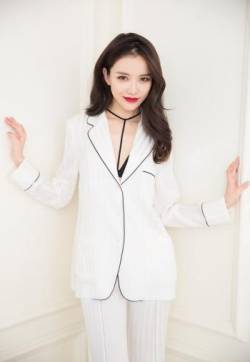 高清北京美女黄一琳白色睡衣风冷艳写真图片