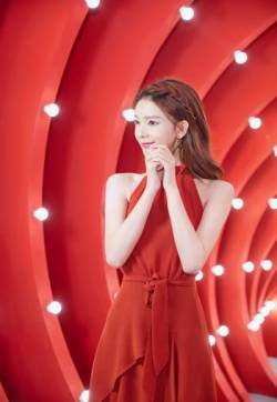 中国内地四川省攀枝花女演员陈瑶露背红裙美艳活动写真图片