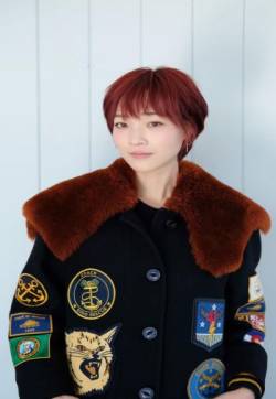 高清高清辽宁美女何杜娟短发造型帅气图片