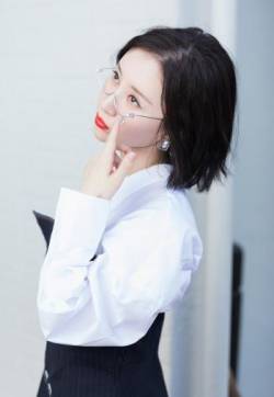 高清吉林美女演员舒畅白衬衫清爽迷人街拍高清图片