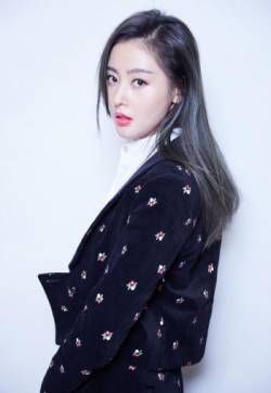 高清哈尔滨新生代女演员张天爱最新西装魅力写真高清图片
