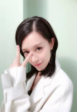 中国大陆云南楚雄彝族自治州楚雄女演员胡静露肩红裙端庄甜美写真图片