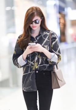 高清温州美女何穗性感大长腿机场迷人写真图片