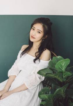 中国内地海市女演员汤梦佳小露香肩养眼迷人写真图片