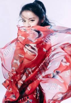 高清新疆乌鲁木齐美女演员迪丽热巴魅惑迷人时尚杂志封面大片