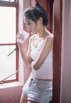 性感热裤美女修长美腿诱惑私房美女图片