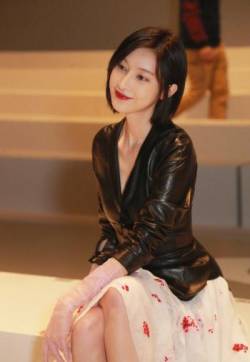 中国大陆广西省桂林模特女演员张俪皮衣纱裙性感妩媚写真图片