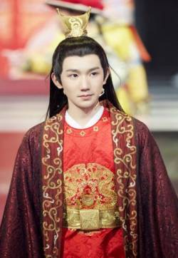 高清中国内地男歌手演员王源《王牌对王牌》英俊古装剧照图片