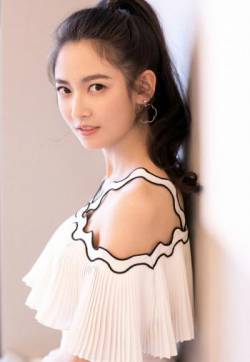 北京新生代女演员陈钰琪清新灵动吊带连衣裙高清图片