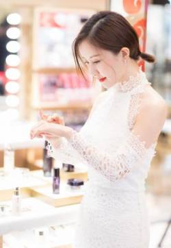 高清吉林美女演员舒畅性感镂空蕾丝长裙活动照图片