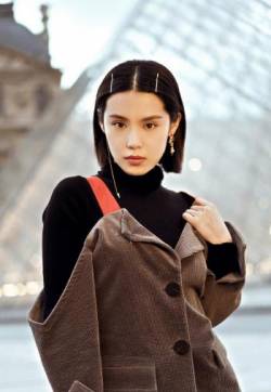 高清中国山东济南影视女演员韩丹彤复古风魅力街拍图片