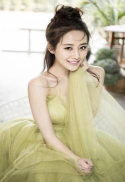 高清中国内地安徽芜湖女演员李纯性感深v薄纱裙写真图片