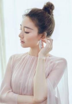 王丽坤优雅灵动粉色长裙写真图片