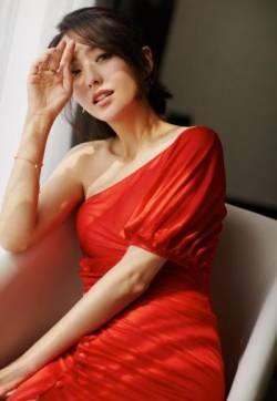 高清中国内地新疆伊犁影视女演员佟丽娅斜肩红裙温婉性感写真图片