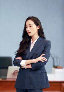 中国大陆江苏省苏州知名女演员韩雪蓝纹西装妩媚性感写真图片