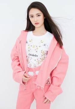 北京新生代女演员陈钰琪甜美清新粉色系写真图片