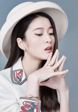 中国内地浙江省义乌女演员张雪迎性感妩媚时尚杂志写真图片