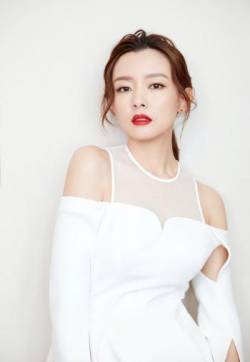 中国内地山西太原女演员、歌手周奇奇霸气干练活动写真图片