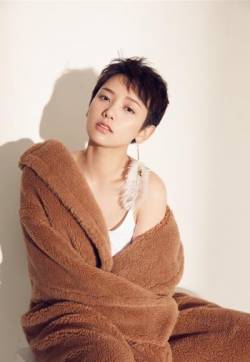 中国内地女演员李晓峰大气纯净冬日写真图片