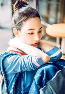 内地重庆渝中女演员孙骁骁甜美丸子头时尚街拍图片