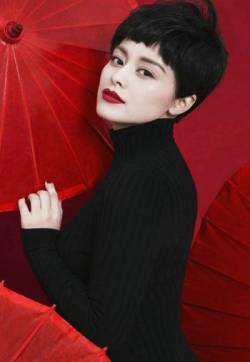 中国内地著名影视和舞蹈演员王力可短发造型烈焰红唇性感写真图片