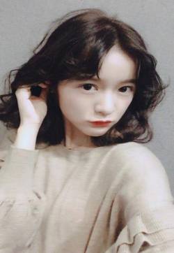 高清浙江省宁波美女徐娇卷发红唇成熟性感写真图片