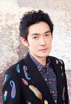 高清湖北省武汉男星张博发布会现场西装图片