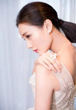 高清中国内地山东济南女演员李一桐娇俏动人活动照图片