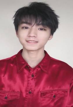 高清中国内地男歌手演员王俊凯红衬衣阳光帅气写真图片