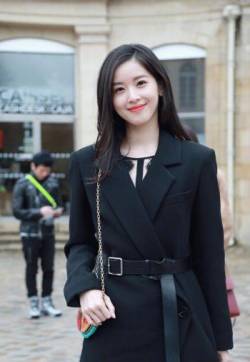 高清内地江苏南京女演员章泽天蕾丝内搭巴黎看秀性感写真图片
