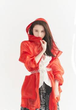 中国内地女演员张慧雯冷艳迷人时尚写真大片