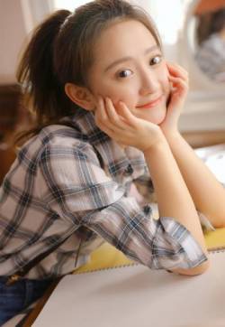 中国香港歌手女演员胡杏儿黑色正装干练优雅写真图片