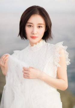 高清吉林美女演员舒畅海边清凉性感写真图片