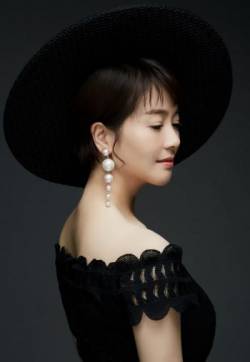 中国内地湖南省长沙女演员左小青性感优雅蕾丝裙写真图片