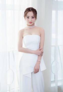 高清中国内地云南保山女演员杨蓉纯白套装性感写真图片