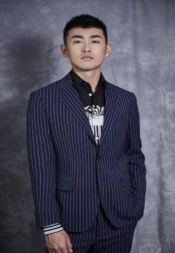中国内地辽宁鞍山男演员王彦霖帅气撩人西装写真图片