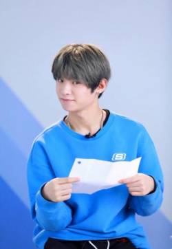 高清内地男星黄明昊《偶像练习生》帅气图片