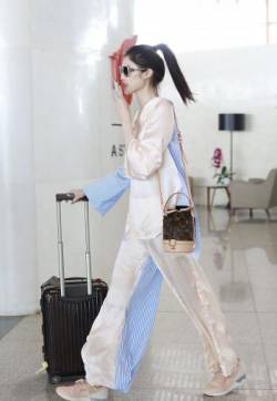高清温州美女何穗机场睡衣性感写真图片