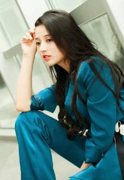 中国内地辽宁大连女演员王秀竹成熟干练风时尚街拍图片