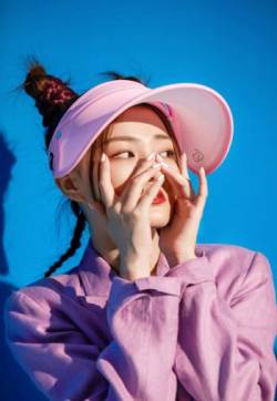中国内地内蒙古呼和浩特女演员徐璐率性养眼时尚写真图片