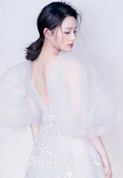 中国内地江苏省苏州市影视女演员李沁唯美仙气白纱裙活动写真图片