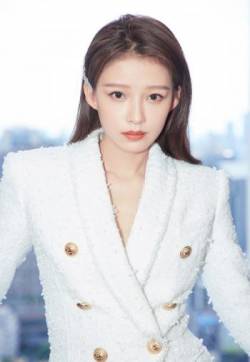 林省通化市集安女明星孙怡气质干练白色西装写真图片